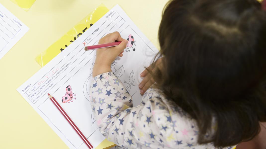 Petite fille dessinant