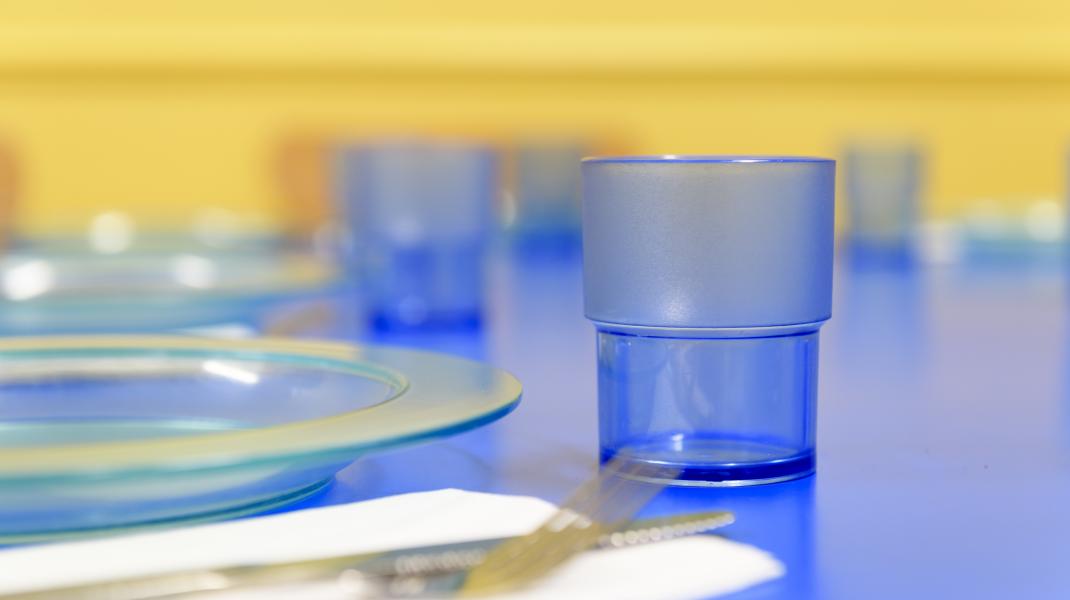 Table de la cantine de l'école maternelle Jean d'Arc